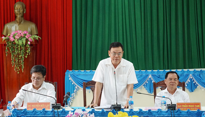 Bí thư Tỉnh ủy Võ Thành Hạo phát biểu tại buổi làm việc với Ban Thường vụ Huyện ủy Mỏ Cày Bắc. Ảnh: Q. Hùng