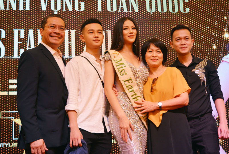 Hoa hậu Trái đất 2018 Nguyễn Phương Khánh gặp gỡ giới báo chí trong nước Hoa hậu Phương Khánh cùng mẹ và các anh em trong gia đình tại buổi họp báo. Ảnh: A. Nguyệt