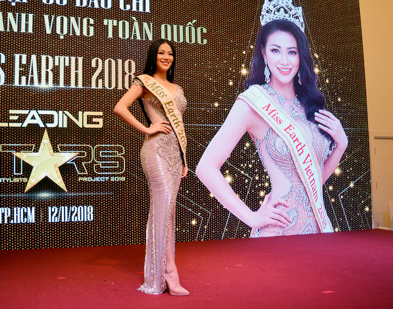 Hoa hậu Trái đất 2018 Nguyễn Phương Khánh gặp gỡ giới báo chí trong nước Hoa hậu Phuong Khánh tạo dáng chụp ảnh tại buổi họp báo. Ảnh: A. Nguyệt