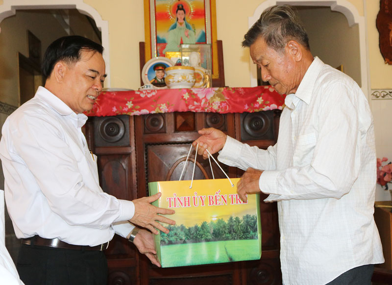 Phó bí thư Tỉnh ủy Trần Ngọc Tam thăm nhà giáo nghỉ hưu Phó bí thư Tỉnh ủy Trần Ngọc Tam tặng quà nguyên Giám đốc Sở GD&ĐT Nguyễn Thanh Phương