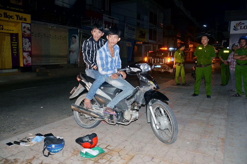 Lực lượng công an bắt hai đối tượng cướp giật túi xách ở phường Phú Tân, TP. Bến Tre. Ảnh: H. Đăng