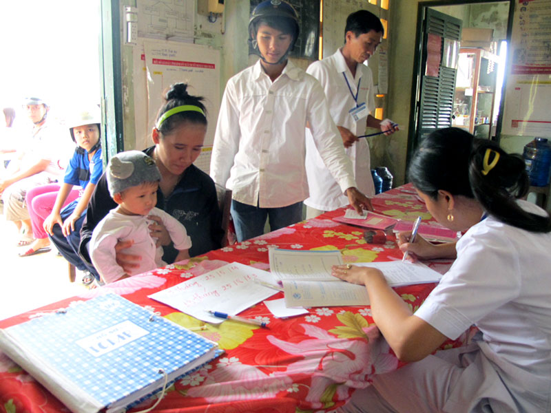 Trẻ em huyện Bình Đại tham gia chương trình tiêm chủng mở rộng.