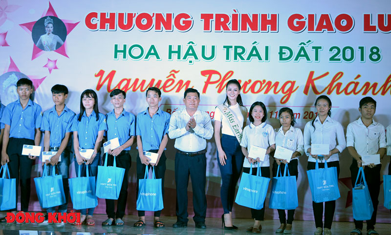 Hoa hậu Phương Khánh về thăm trường cũ và gặp gỡ giao lưu Hội phụ nữ Bến Tre Hoa hậu Phương Khánh và nhà tài trợ trao quà cho các em học sinh. Ảnh: A. Nguyệt