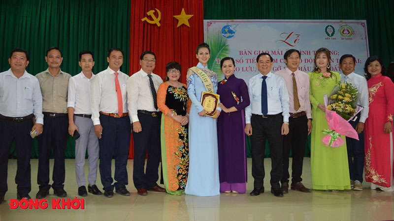 Hoa hậu Phương Khánh về thăm trường cũ và gặp gỡ giao lưu Hội phụ nữ Bến Tre Hoa hậu Phương Khánh (áo dài xanh) chụp ảnh cùng lãnh đạo tỉnh và các nhà tài trợ tại buổi gặp gỡ Hội Phụ nữ. Ảnh: A. Nguyệt