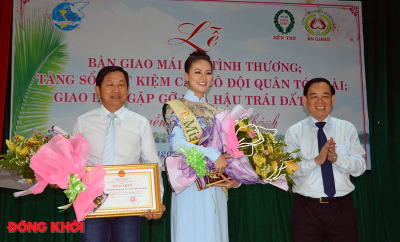 Hoa hậu Phương Khánh về thăm trường cũ và gặp gỡ giao lưu Hội phụ nữ Bến Tre Phó Bí thư Tỉnh ủy Trần Ngọc Tam trao bằng khen của UBND tỉnh cho Phương Khánh và Công ty TNHH MTV Xổ số kiến thiết An Giang. Ảnh: A. Nguyệt