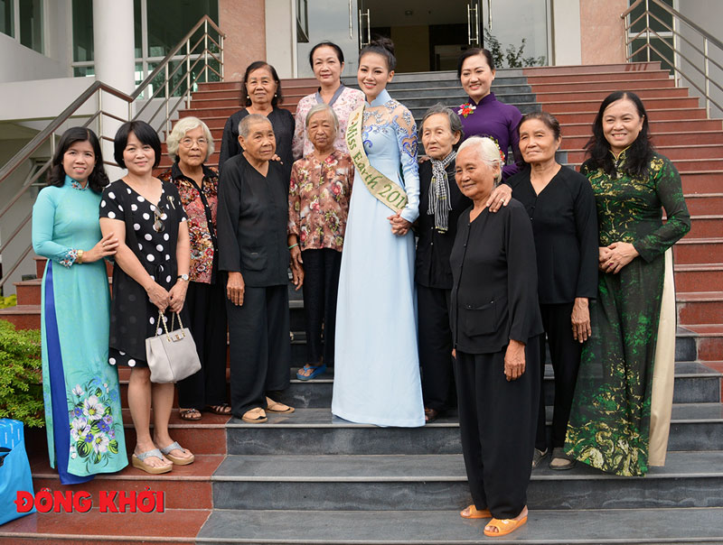 Hoa hậu Phương Khánh về thăm trường cũ và gặp gỡ giao lưu Hội phụ nữ Bến Tre Phương Khánh chụp ảnh cùng các cô đội quân tóc dài năm xưa và cán bộ Hội LHPN. Ảnh: A. Nguyệt