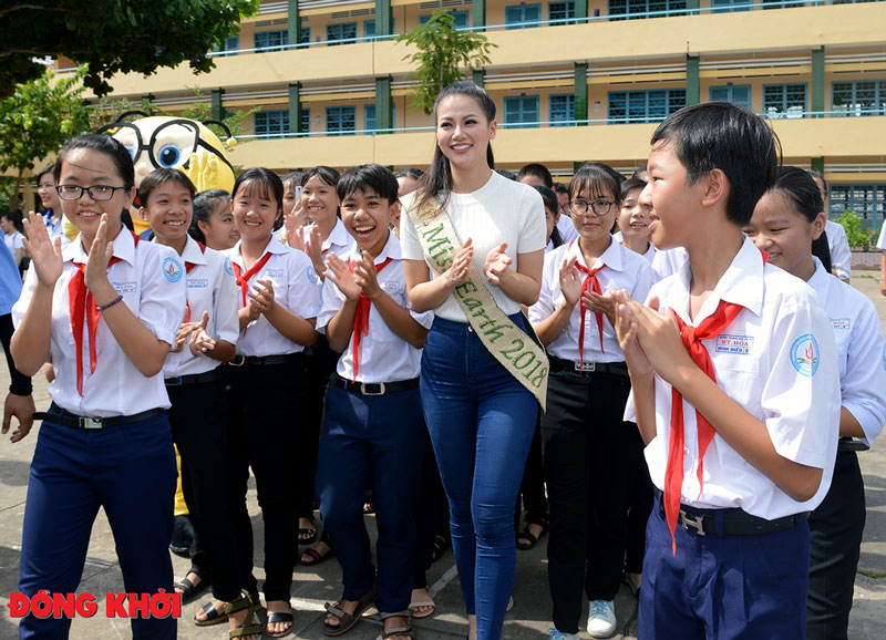 Hoa hậu Phương Khánh về thăm trường cũ và gặp gỡ giao lưu Hội phụ nữ Bến Tre Các em học sinh trường THCS Mỹ Hóa chào đón tận hoa hậu Phương Khánh. Ảnh: A. Nguyệt