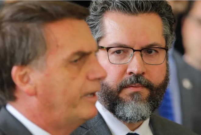 Tổng thống đắc cử Brazil Jair Bolsonaro đề cử Ngoại trưởng mới Tổng thống đắc cử Brazil Jair Bolsonaro (trái) và ông Ernesto Fraga Araujo.Nguồn: AFP/Getty Images