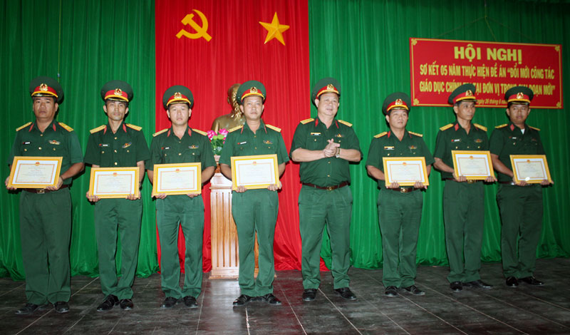 Đổi mới công tác giáo dục chính trị trong đơn vị lực lượng vũ trang Đại tá Lê Văn Hùng - Chính ủy Bộ CHQS tỉnh trao thưởng cho các tập thể, cá nhân có thành tích qua 5 năm thực hiện đề án. Ảnh: Đặng Thạch