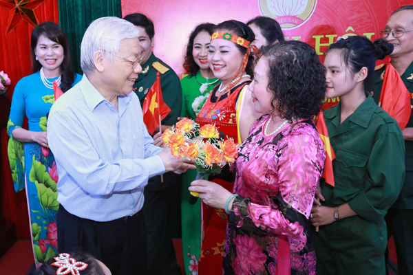 Tổng Bí thư, Chủ tịch nước Nguyễn Phú Trọng trò chuyện cùng bà con khu dân cư số 6. Ảnh:TH