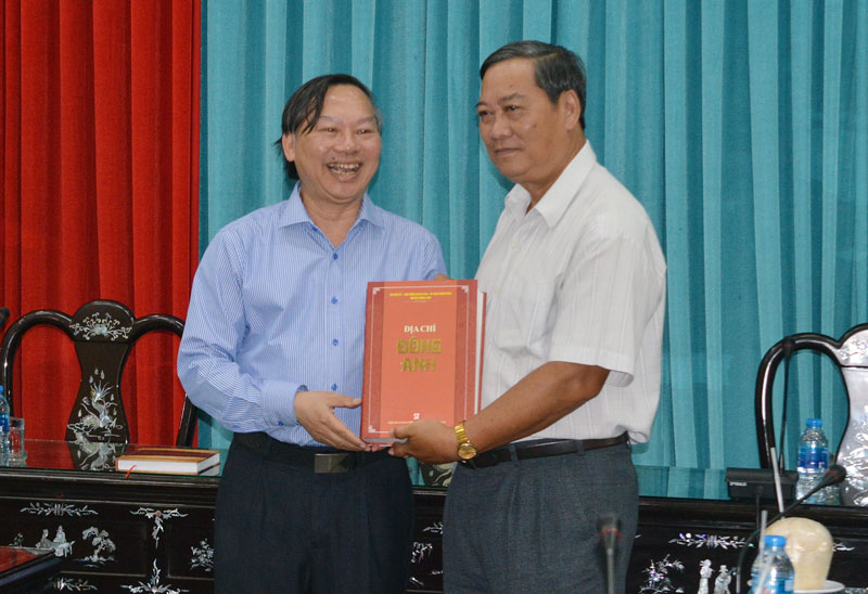 GS.TS Nguyễn Quang Ngọc trao tặng quyển Địa chí của huyện Đông Anh (Hà Nội). Ảnh: A. Nguyệt