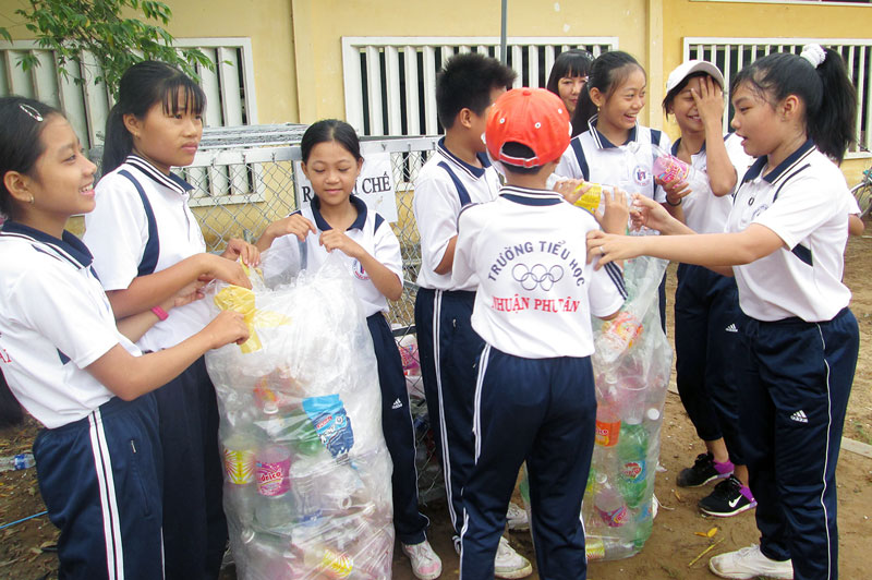 Học sinh Trường THCS Nhuận Phú Tân tham gia mô hình “Rác thải tái chế”. Ảnh: T.Duyên