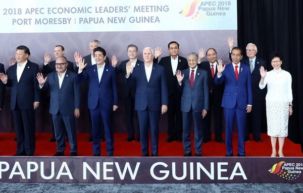 Thủ tướng Nguyễn Xuân Phúc (hàng sau, thứ 2, từ phải sang) và các Nhà lãnh đạo kinh tế APEC chụp ảnh chung. Ảnh: Thống Nhất/TTXVN
