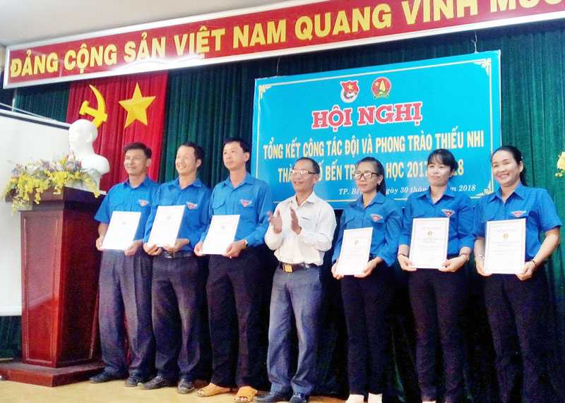 Phó trưởng Ban Dân vận Thành ủy Nguyễn Văn Bảy trao giấy chứng nhận Liên đội mạnh cho các đồng chí Tổng phụ trách Đội.