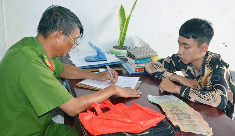 Đề phòng kẻ trộm đột nhập lấy cắp tài sản Công an huyện Châu Thành đang làm việc với đối tượng trộm cắp tài sản.