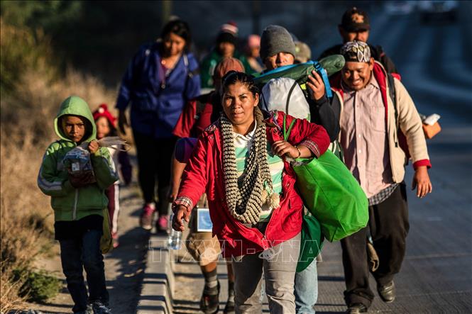 Người di cư Trung Mỹ tại khu vực Tijuana, Mexico, trong hành trình tới Mỹ ngày 15/11/2018. Ảnh: AFP/TTXVN Trong một tuyên bố, Thủ tướng Israel Benjamin Netanyahu nói rằng nước này không tham gia và không ký hiệp ước trên. Ông Netanyahu khẳng định sẽ bảo vệ biên giới trước người di cư bất hợp pháp.   Trong khi đó, Chính phủ Ba Lan theo đường lối cánh hữu cũng ra tuyên bố không ủng hộ Hiệp ước toàn cầu về di cư của LHQ vì cho rằng thỏa thuận này không đảm bảo an ninh quốc gia và có thể dẫn tới làn sóng di cư bất hợp pháp.  Theo Ba Lan, văn kiện này đi ngược lại với các ưu tiên của Vácsava, bao gồm việc đảm bảo an ninh của công dân cũng như chính sách siết chặt dòng người di cư.    Tuyên bố cũng nhấn mạnh Hiệp ước toàn cầu về di cư của LHQ đã thất bại trong việc đảm bảo quyền chủ quyền của các nước.   Trước đó, Hiệp ước toàn cầu về di cư của LHQ đã được 193 thành viên LHQ ủng hộ, ngoại trừ Mỹ - quốc gia đã rút khỏi hiệp ước từ năm ngoái.  Đây sẽ là văn kiện quốc tế đầu tiên về kiểm soát hoạt động di cư. Hiệp ước đề ra 23 mục tiêu để đảm bảo các hoạt động di cư hợp pháp, đồng thời quản lý tốt hơn dòng người di cư toàn cầu trong bối cảnh số người này đã lên tới 250 triệu, chiếm tới 3% dân số thế giới.  Các cuộc đàm phán về hiệp ước đã kéo dài suốt 18 tháng, vấp phải nhiều trở ngại xung quanh các biện pháp xử lý làn sóng di cư bất hợp pháp với việc một số chính phủ kiên quyết trả những người di cư không có giấy tờ phù hợp về nơi xuất xứ của họ.  Dự kiến, hiệp ước sẽ chính thức được thông qua tại một hội nghị ở Maroc diễn ra từ ngày 10 - 11/12 tới.  Hungary, Ba Lan và Séc luôn giữ quan điểm cứng rắn đối với việc tiếp nhận người di cư, cho rằng vấn đề này đe dọa đến ổn định của châu Âu và tác động đến khu vực biên giới miền Nam của Hungary.