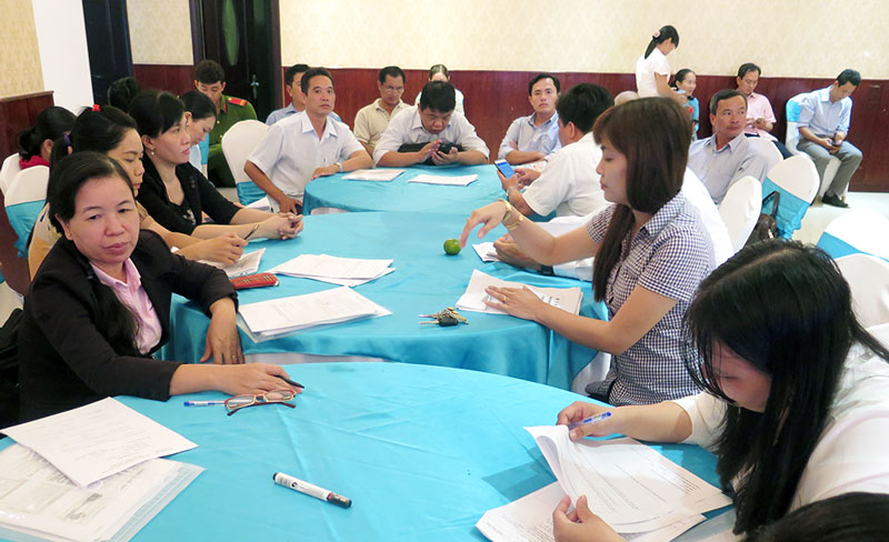 Các đại biểu tham dự tập huấn được chia thành nhóm để thảo luận.