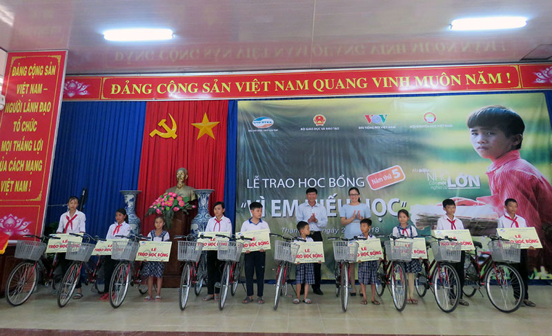 Phó giám đốc Viettel Bến Tre Nguyễn Thị Cầm và Phó chủ tịch UBND huyện Thạnh Phú Nguyễn Ngọc Tân trao xe đạp cho các em học sinh tại huyện Thạnh Phú. Ảnh: Trần Quốc