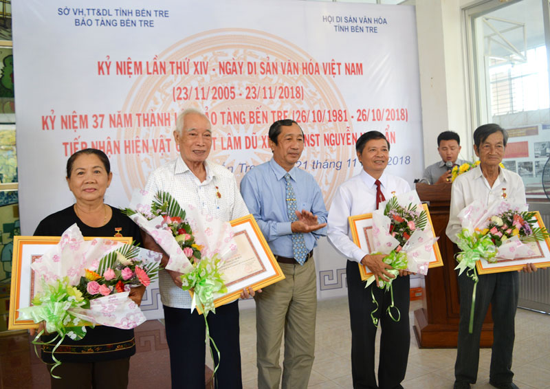 Ông Nguyễn Ngọc Minh - Ủy viên Thường vụ BCH Hội DSVH Việt Nam trao kỷ niệm chương cho các cá nhân. Ảnh: A. Nguyệt