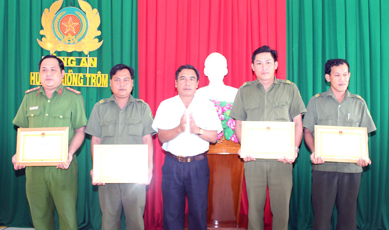Ông Nguyễn Văn Bé Sáu - Chủ tịch UBND huyện Giồng Trôm, Trưởng ban ATGT huyện tặng giấy khen cho 4 tập thể Công an xã. Ảnh: H. Đức