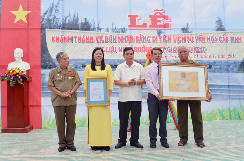 Bí thư Tỉnh ủy Võ Thành Hạo ttrao bằng công nhận Di tích lịch sử - văn hóa cấp tỉnh cho địa phương. Ảnh: A. Nguyệt