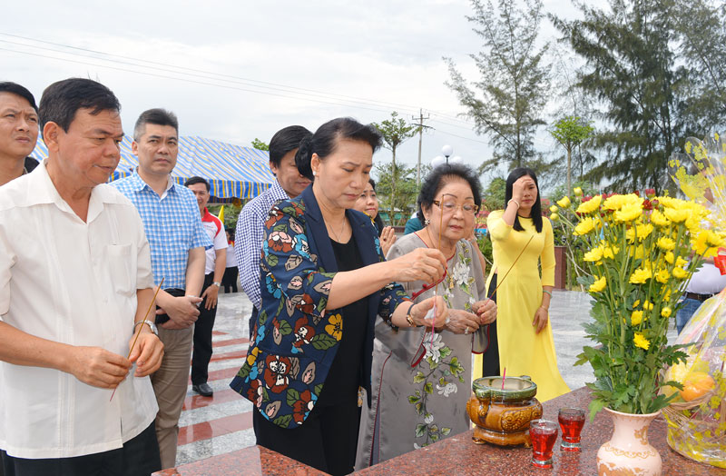 Chủ tịch Quốc hội Nguyễn Thị Kim Ngân và Bí thư Tỉnh ủy Võ Thành hạo cùng các đại biểu thắp hương tưởng niệm tại Bia lưu niệm Đường dây giao bưu A210. Ảnh: A. Nguyệt