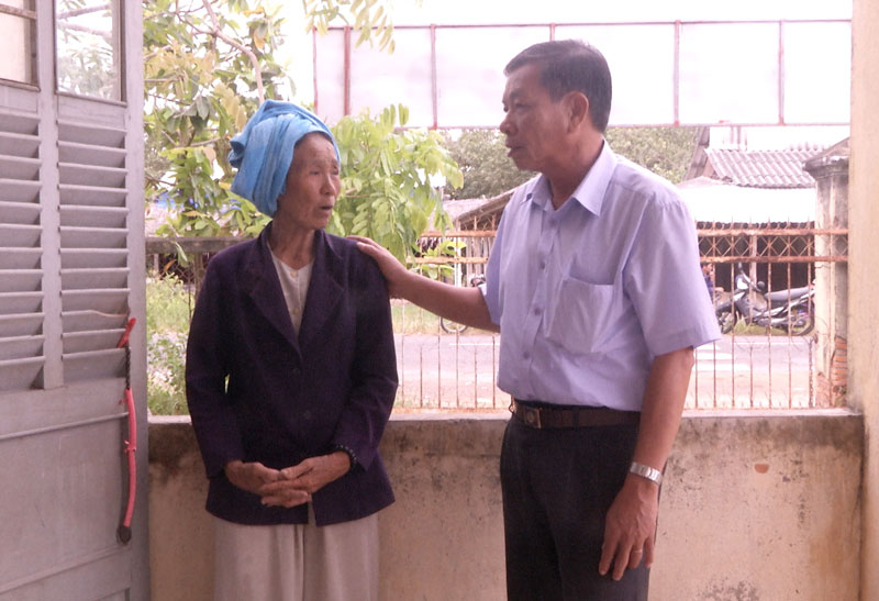 Các huyện, ngành khẩn trương ứng phó bão số 9 Phó bí thư Thường trực Huyện ủy Trần Thanh Tùng thăm các hộ dân trú bão ở xã Thạnh Hải. Ảnh: Văn Minh