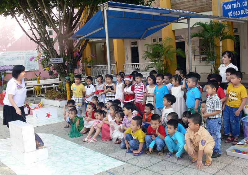 Tiết học sinh hoạt ngoài trời của học sinh Trường Mầm non Hoa Dừa. Ảnh: Thu Huyền