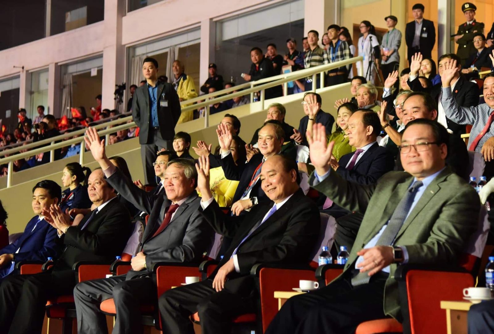 Thủ tướng Nguyễn Xuân Phúc và các đồng chí lãnh đạo Đảng, Nhà nước dự lễ khai mạc. Ảnh: VGP/Nhật Bắc