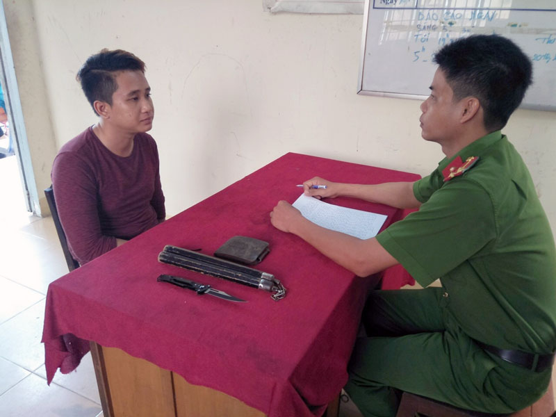 Công an huyện Châu Thành làm việc với đối tượng mang theo hung khí để cướp giật tài sản.