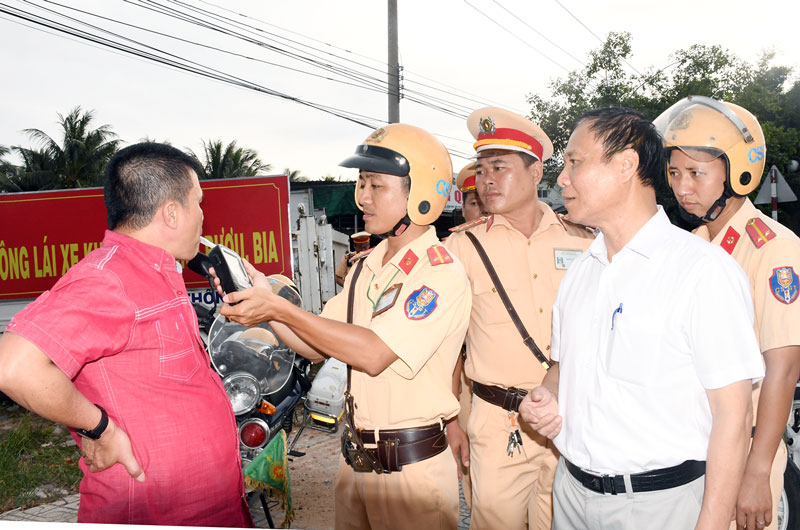 Ngăn chặn tình trạng vi phạm quy định về nồng độ cồn Kiểm tra nồng độ cồn người tham gia giao thông trên quốc lộ 60, đoạn TP. Bến Tre. Ảnh: Hữu Hiệp