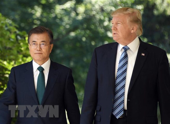 Tổng thống Mỹ Donald Trump (phải) và Tổng thống Hàn Quốc Moon Jae-in (trái) trong cuộc gặp tại Nhà Trắng ở Washington, DC ngày 30-6-2017. Nguồn: AFP/TTXVN