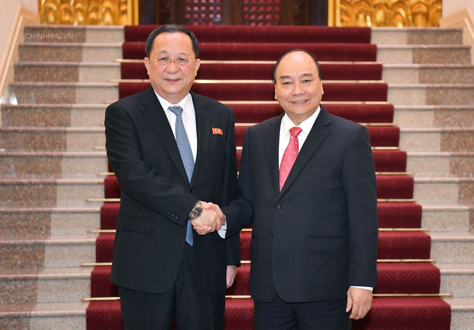 Thủ tướng Nguyễn Xuân Phúc và Bộ trưởng Ngoại giao Triều Tiên. Ảnh: VGP/Quang Hiếu