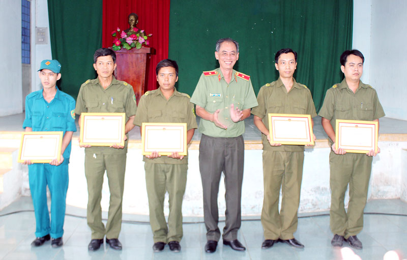  Thiếu tướng Nguyễn Văn Hoàng trao giấy khen cho các cá nhân. Ảnh: H. Đức