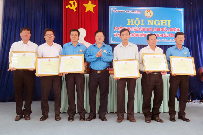 Phối hợp chăm lo cho người lao động Chủ tịch LĐLĐ tỉnh Phan Song Toàn khen thưởng cho các tập thể và cá nhân tiêu biểu trong các phong trào thi đua.