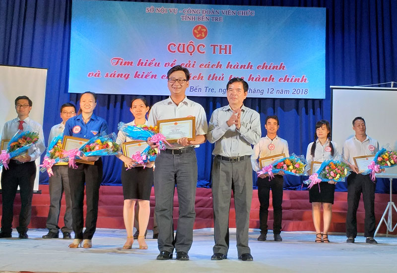 Giám đốc Sở Nội vụ Huỳnh Thanh Hiếu trao giải nhất cho đội thi số 6.