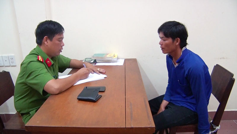 Đối tượng Trần Quốc Việt tại cơ quan công an. Ảnh: Văn Thỉnh