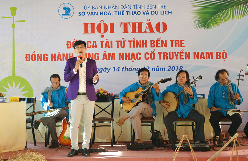 Trình diễn Đờn ca tài tử tãi hội thảo. Ảnh: A. Nguyệt