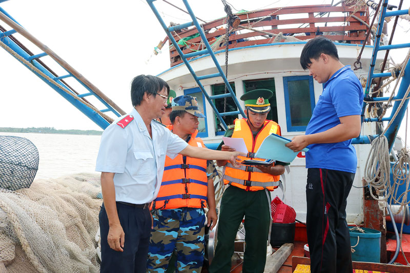 Hoạt động kiểm soát tàu cập bến.