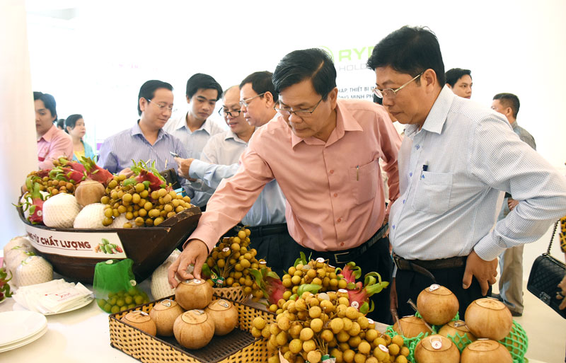 Phó chủ tịch UBND tỉnh Nguyễn Hữu Hập tham quan gian hàng trưng bày sản phẩm nông sản xuất khẩu. Ảnh: C. Trúc