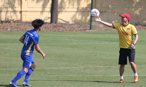 HLV Bae Ji-won có gần một năm gắn bó với bóng đá Việt Nam. 