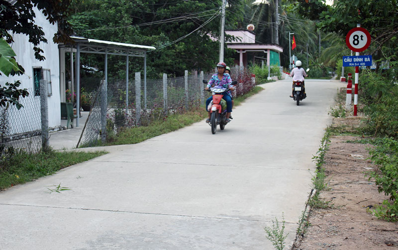  Đường nông thôn liên ấp xã Tân Phong. Ảnh: H. Đức