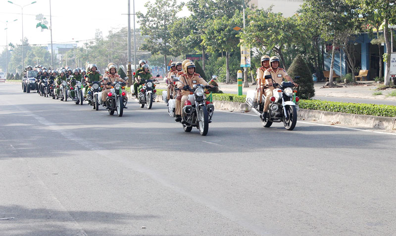 Cảnh sát giao thông, Cảnh sát cơ động tỉnh trên đường là nhiệm vụ. Ảnh: H. Đức