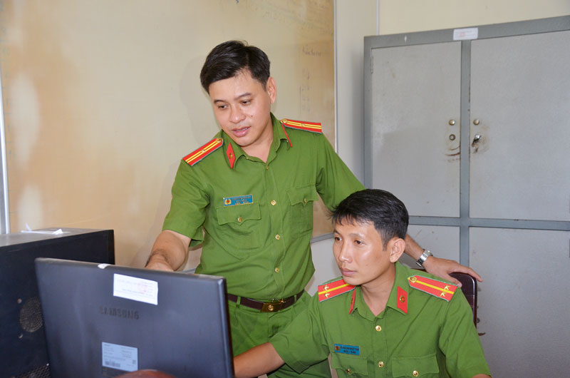  Thiếu tá Nguyễn Thành An (đang đứng) hướng dẫn đồng đội làm việc.