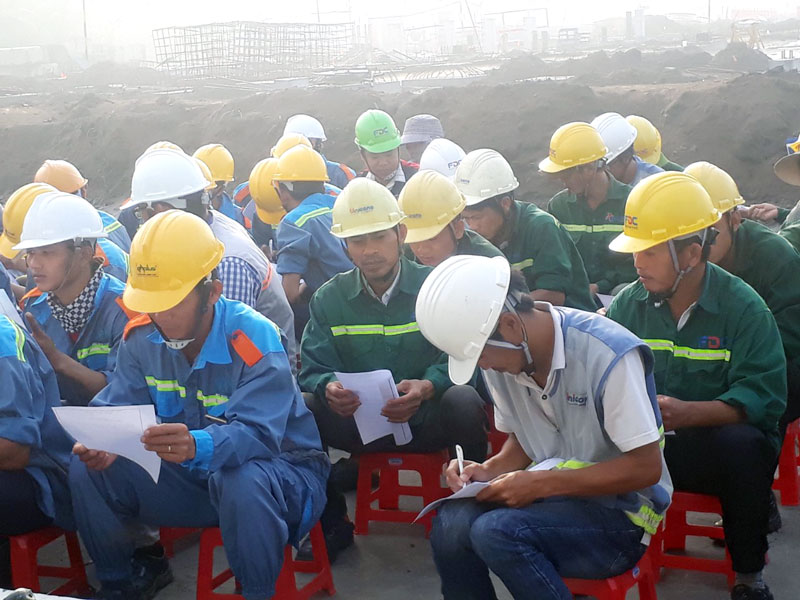 Công nhân, lao động Công ty cổ phần đầu tư xây dựng FDC tham dự buổi tuyên truyền.  Ảnh: Hữu Trí