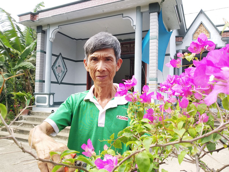 Gia đình ông Trần Văn Ta không chỉ gương mẫu trong xây dựng đời sống văn hóa mà còn tích cực tham gia xây dựng Nông thôn mới. Ảnh: V.Cường  