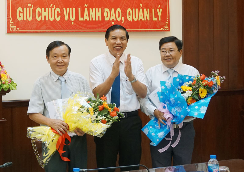 Chủ tịch UBND tỉnh Cao Văn Trọng trao quyết định cho ông Trần Văn Đấu và Trịnh Minh Châu. Ảnh: Q.Hùng