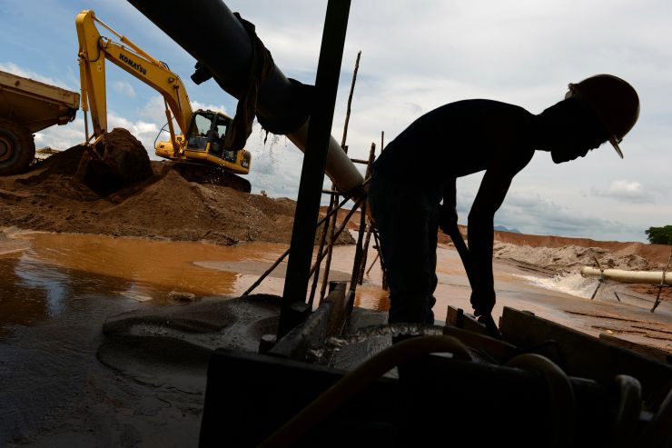 Một thợ mỏ làm việc tại Sungai Liat - nơi Indonesia dự định lập đặc khu kinh tế. Ảnh: Bloomberg 