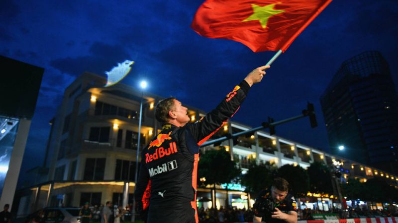 Tay đua David Coulthard vẫy cờ Việt Nam trong một sự kiện F1 tại Thành phố Hồ Chí Minh. Ảnh: Zimbio.com
