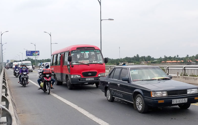 Giao thông thông suốt trong 2 ngày đầu nghỉ Tết dương lịch Các phương tiện lưu thông qua cầu Rạch Miễu.